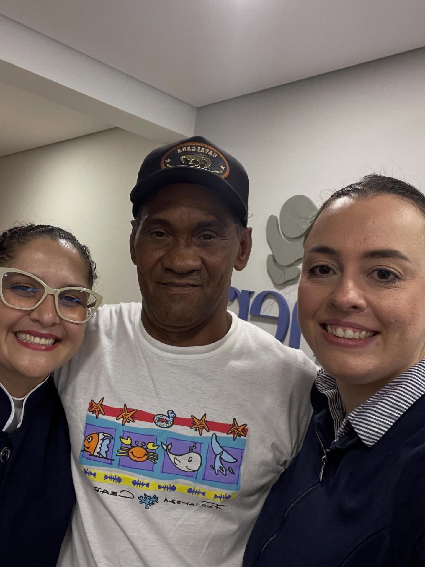 Paciente com alta em 2026 em foto de celebração com a equipe